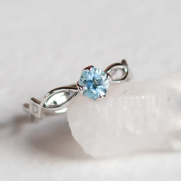 Gold ring with aquamarine and diamonds QUEEN Image