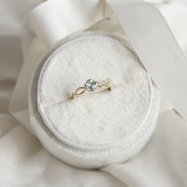 Gold ring with aquamarine and diamonds QUEEN Image