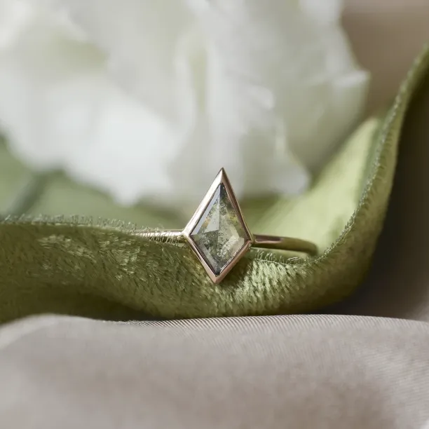 Solid gold ring with salt and pepper diamond STEW Image