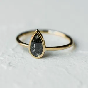 Minimalist gold ring with salt and pepper diamond REED Thumbnail