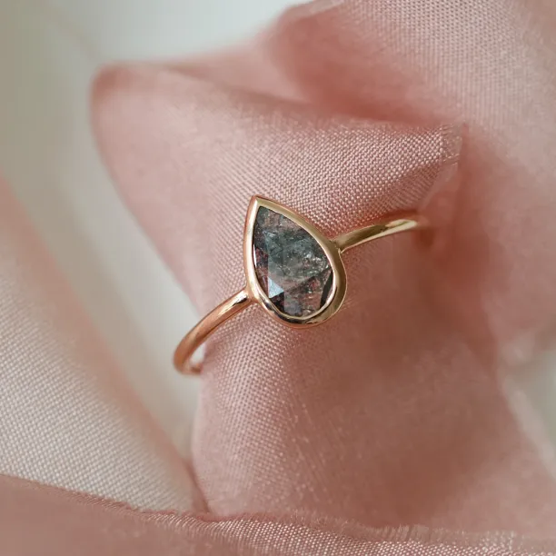Minimalist gold ring with salt and pepper diamond REED Image