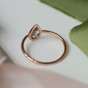 Minimalist gold ring with salt and pepper diamond REED Thumbnail