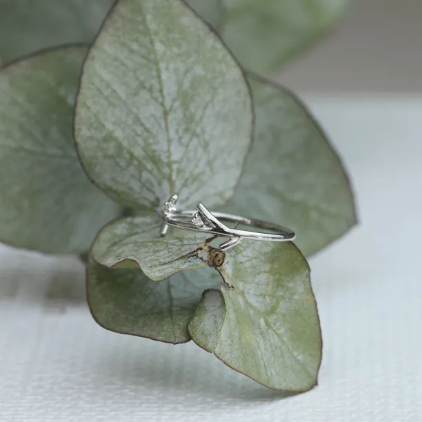Gold minimalist leaf ring with diamonds OWE Image