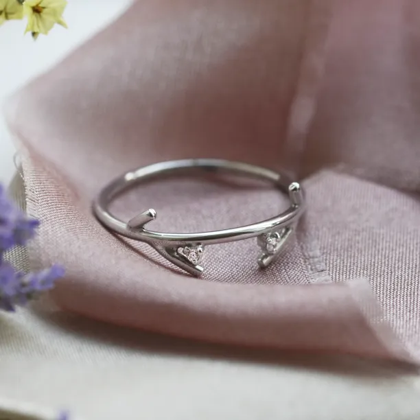 Gold minimalist leaf ring with diamonds OWE Image