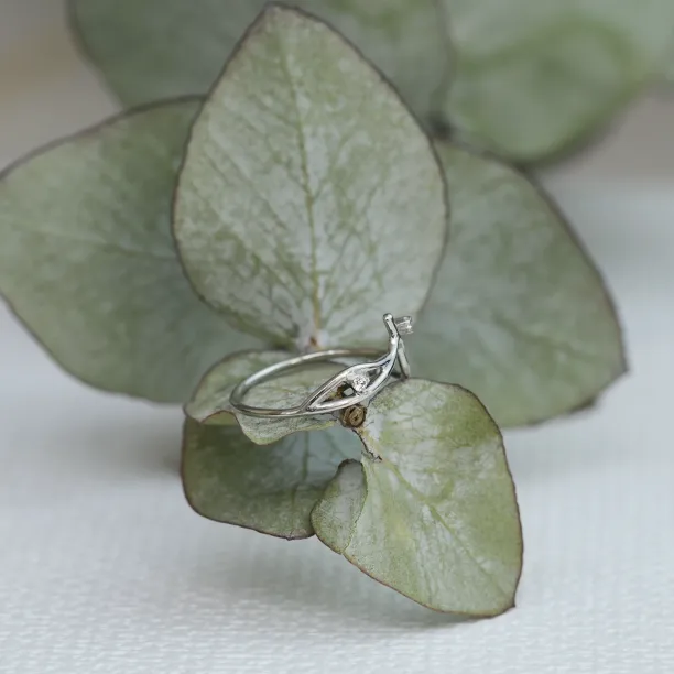 Gold minimalist leaf ring with diamonds DOFA Image