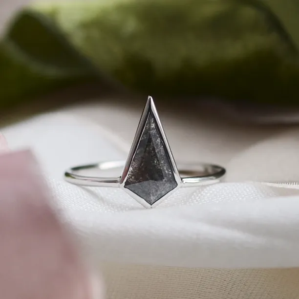 Kite salt and pepper diamond ring KELLY Image