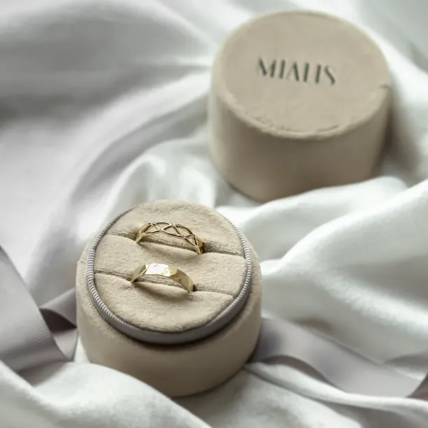 Bright Celtic Wedding Rings Set JAZ Image