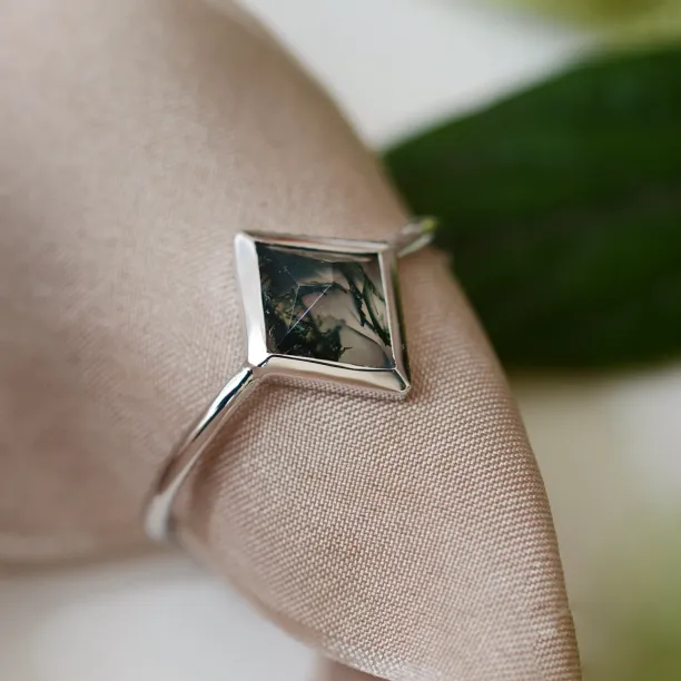 Gold ring with moss agate AUGUSTA Image