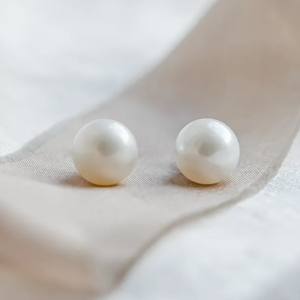 Pearl stud earrings VASKI Image