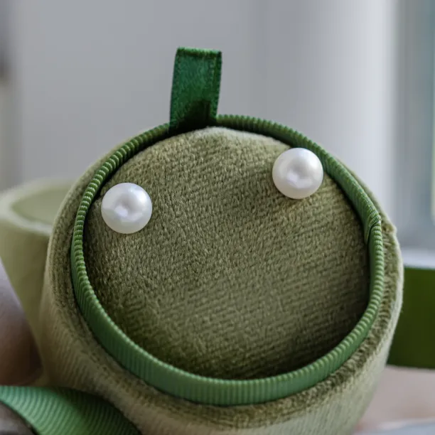 Pearl stud earrings VASKI Image