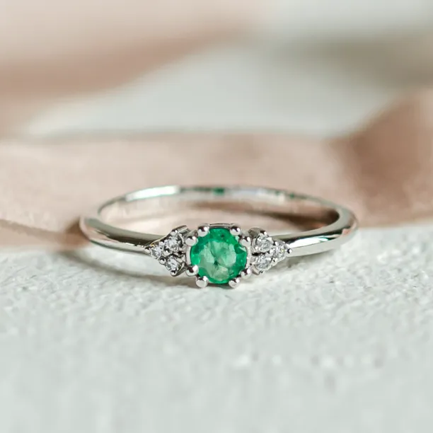 Gold ring with diamonds and emerald MONNY Image