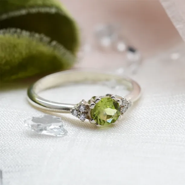 Gold ring with peridot and diamonds MONNY Image