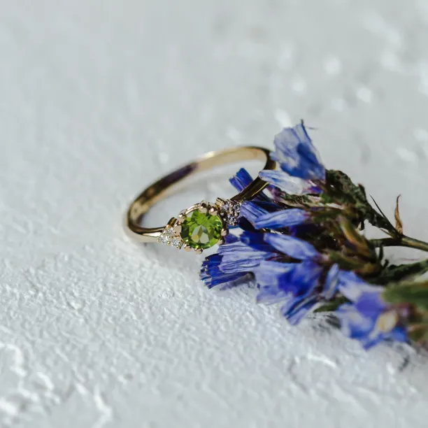Gold ring with peridot and diamonds MONNY Image