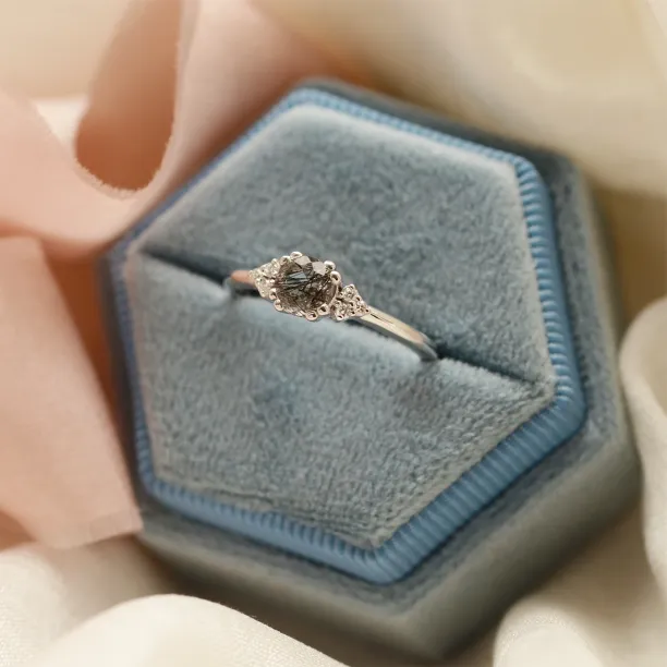 Gold ring with quartz and diamonds MONNY Image