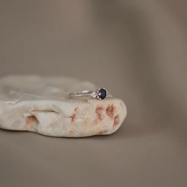 Gold ring with round sapphire and diamonds MONNY Image