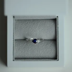 Gold ring with round sapphire and diamonds MONNY Thumbnail