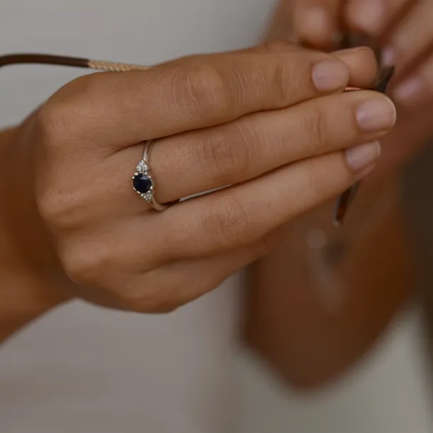 Gold ring with round sapphire and diamonds MONNY Image