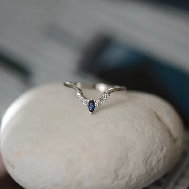 Curved diamond band with sapphire CROWN Image