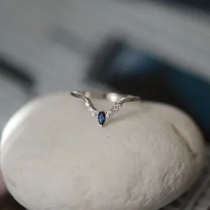 Curved diamond band with sapphire CROWN Thumbnail