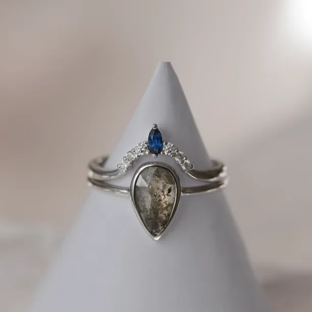 Curved diamond band with sapphire CROWN Image