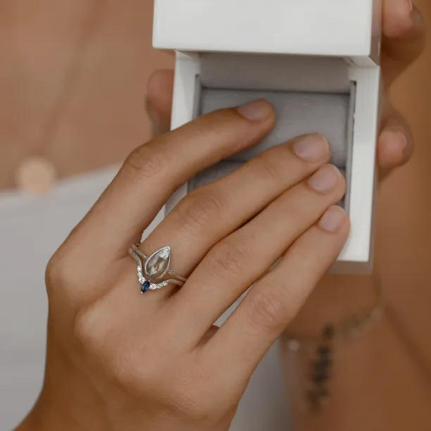 Curved diamond band with sapphire CROWN Image