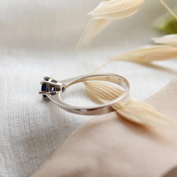 Unique gold ring with sapphire 0.5ct FLORA Image