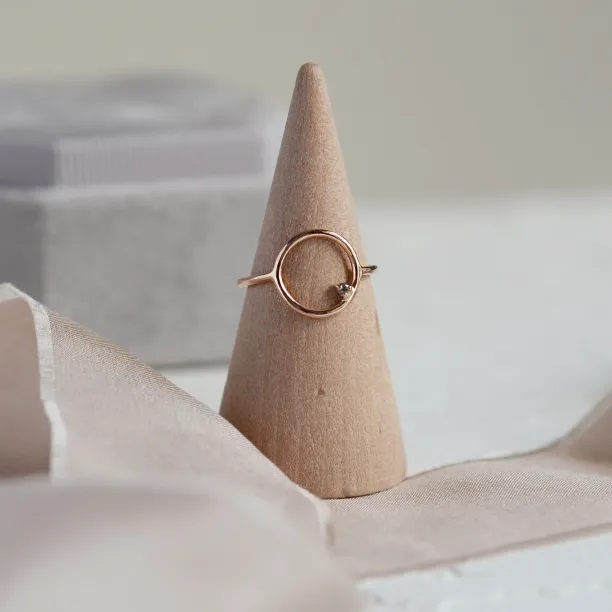 Gold minimalist ring with salt and pepper diamond MERIDA Image