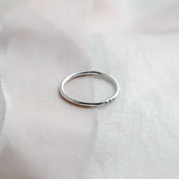 Gold minimalist ring with salt and pepper diamonds OLU Image