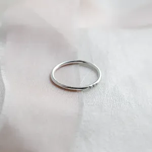 Gold minimalist ring with salt and pepper diamonds OLU Thumbnail