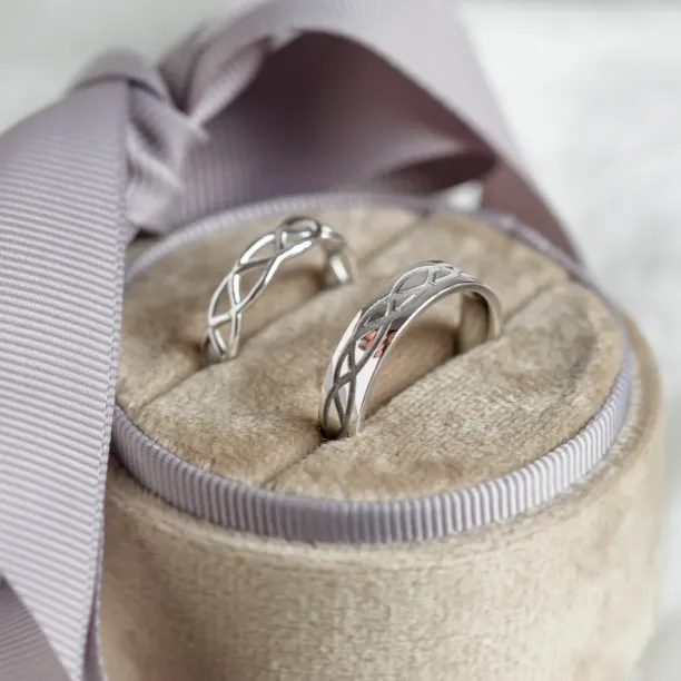 Matching wedding rings with ornament LESI Image