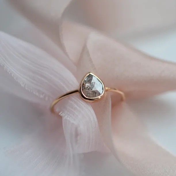 Minimalist gold ring with salt and pepper diamond XENÉ Image