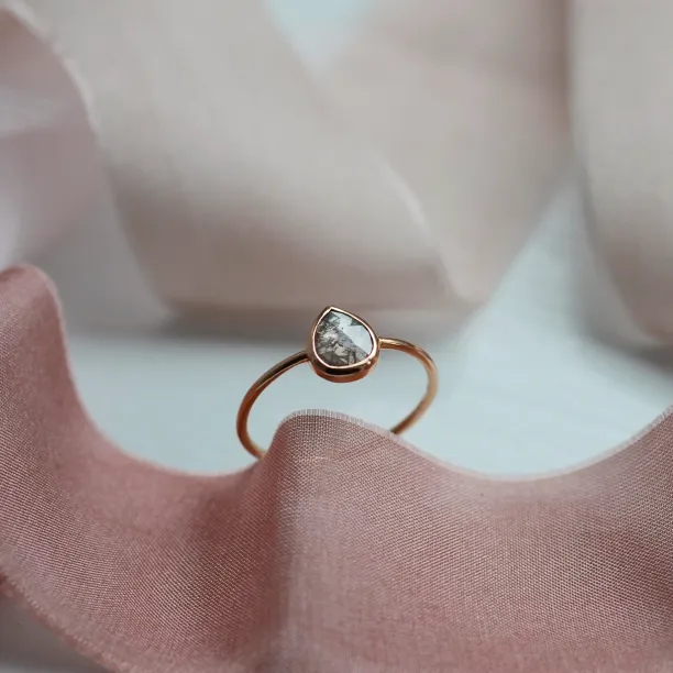 Minimalist gold ring with salt and pepper diamond XENÉ Image