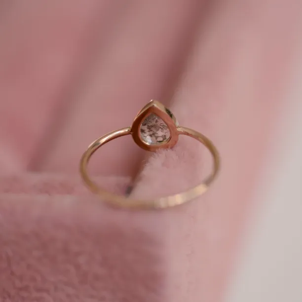 Minimalist gold ring with salt and pepper diamond XENÉ Image