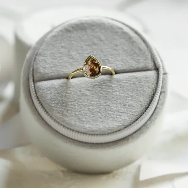 XENIA gold ring with salt and pepper diamond Image