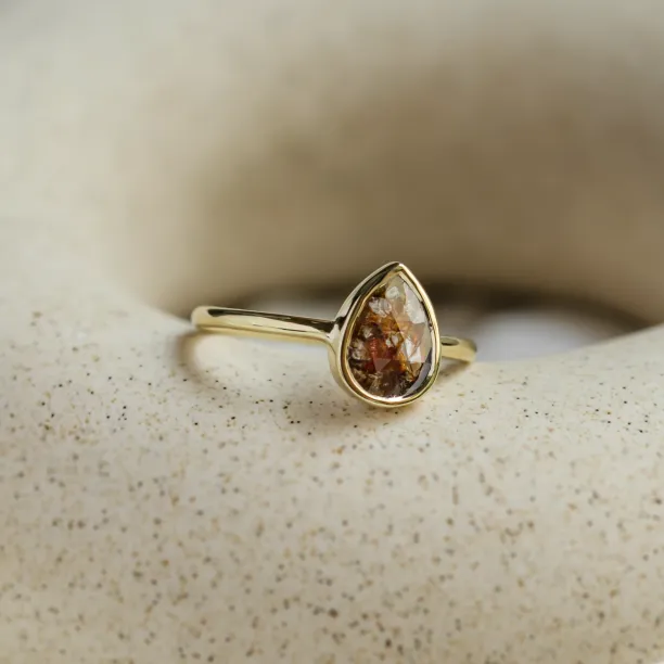XENIA gold ring with salt and pepper diamond Image