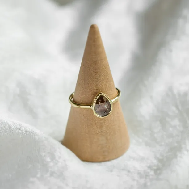 XENIA gold ring with salt and pepper diamond Image