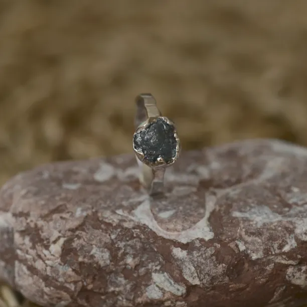 Gold ring with raw diamond GONI Image