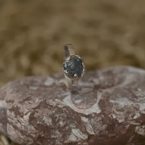 Gold ring with raw diamond GONI Thumbnail