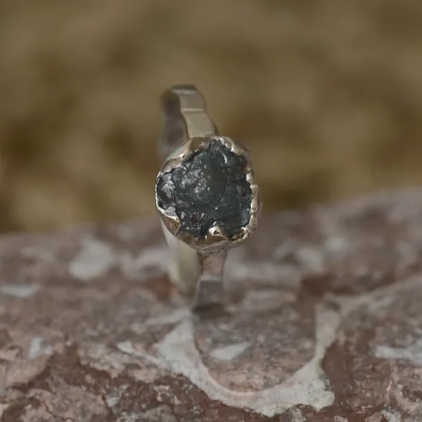 Gold ring with raw diamond GONI Image