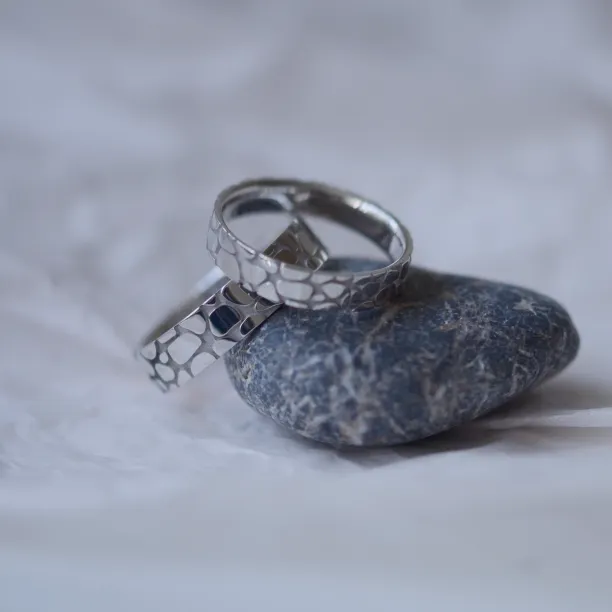 Gold wedding rings with pebbles design TORFA Image