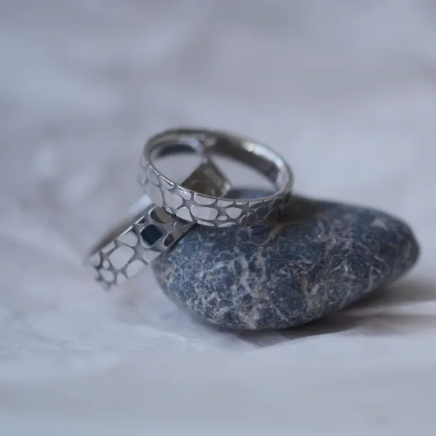 Gold wedding rings with pebbles design TORFA Image