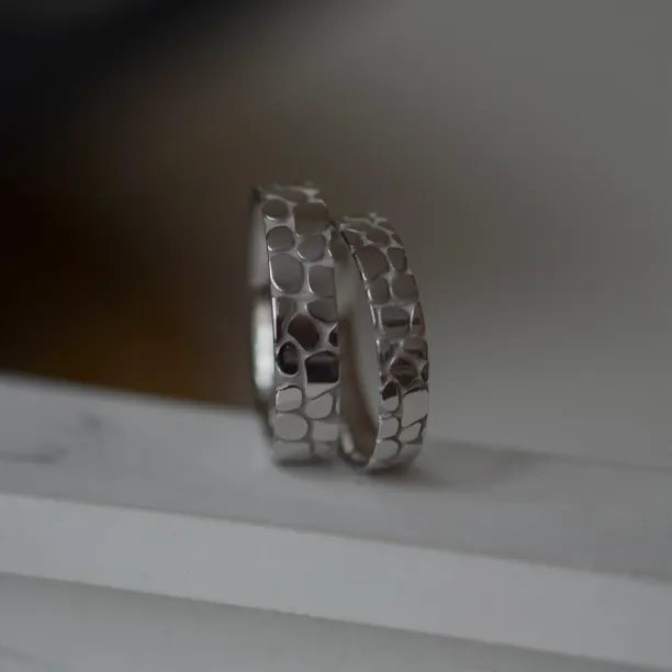 Gold wedding rings with pebbles design TORFA Image