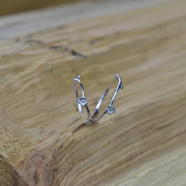 Solid gold daisy ring FLOWE Image