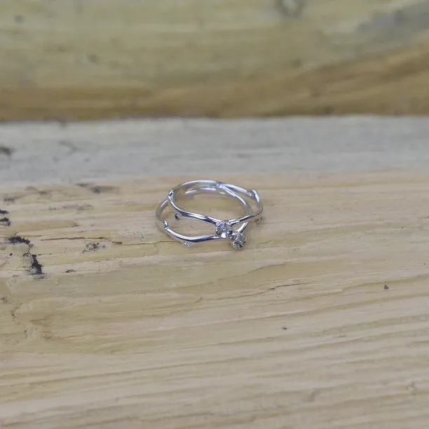 Minimalist daisy gold ring with diamonds VILO Image