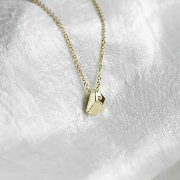Solid gold necklace with faceted pendant RISO Image
