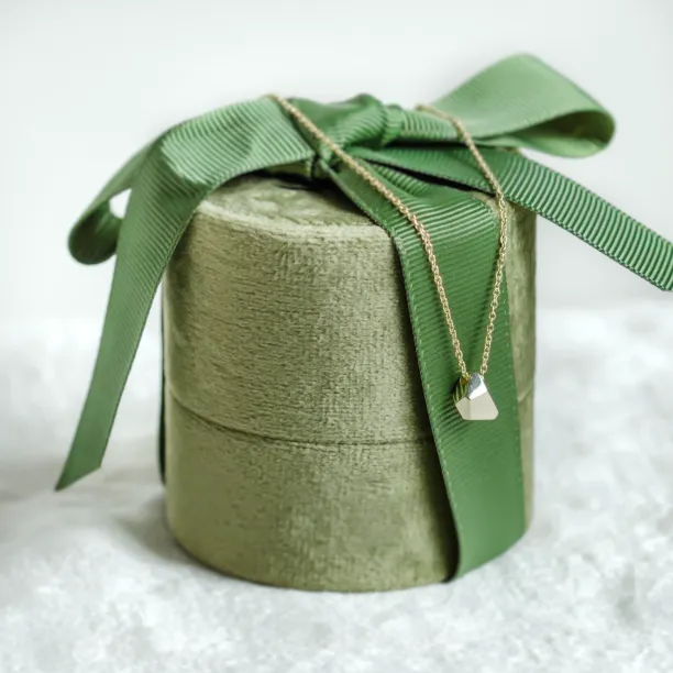 Solid gold necklace with faceted pendant RISO Image