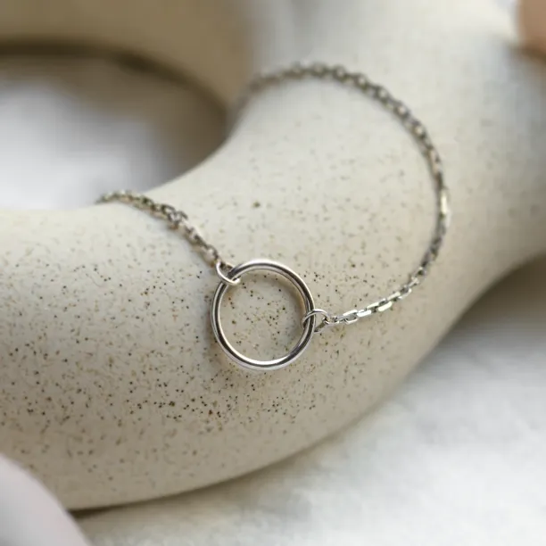 Minimalist gold bracelet with a circle KARME Image
