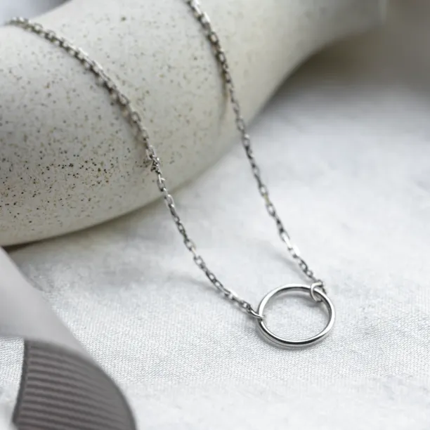 Minimalist gold bracelet with a circle KARME Image