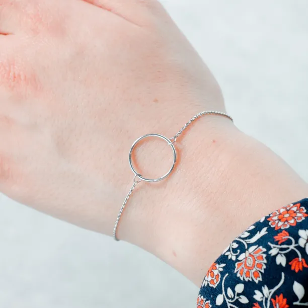 Minimalist gold bracelet with a circle KARME Image