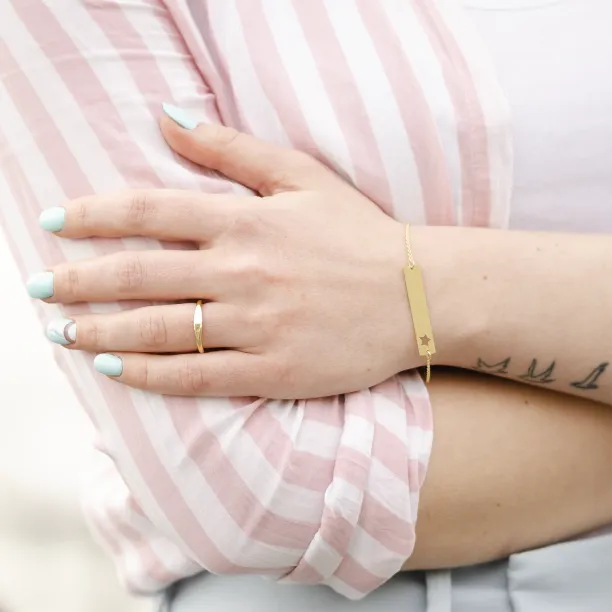 Gold bar bracelet with custom engraving REMA Image